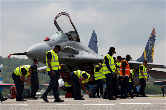 Màn trình diễn đỉnh cao của Su-27/30 và MiG-29 tại LIMA-2013 (P2)