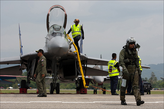 Màn trình diễn đỉnh cao của Su-27/30 và MiG-29 tại LIMA-2013 (P2)