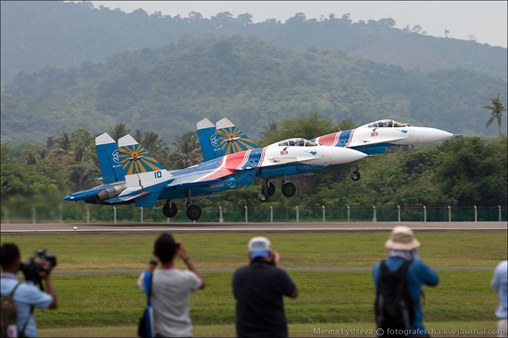 Màn trình diễn đỉnh cao của Su-27/30 và MiG-29 tại LIMA-2013 (P1)