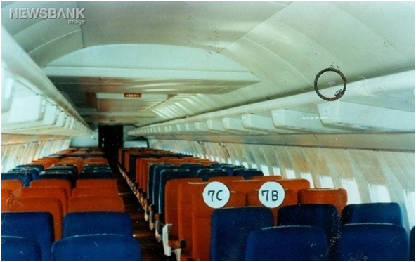 2 chiếc ghế 7B và 7C và cabin hành lý nơi quả bom được đặt vào.