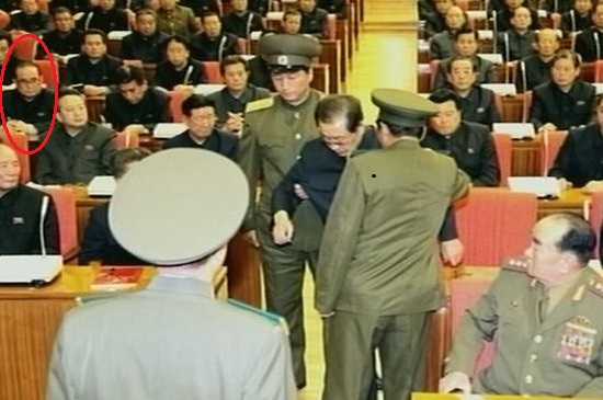  	Một quan chức được cho là giống ông Ri Su-yong (khoanh đỏ) xuất hiện trong buổi họp của Bộ Chính trị Triều Tiên. 