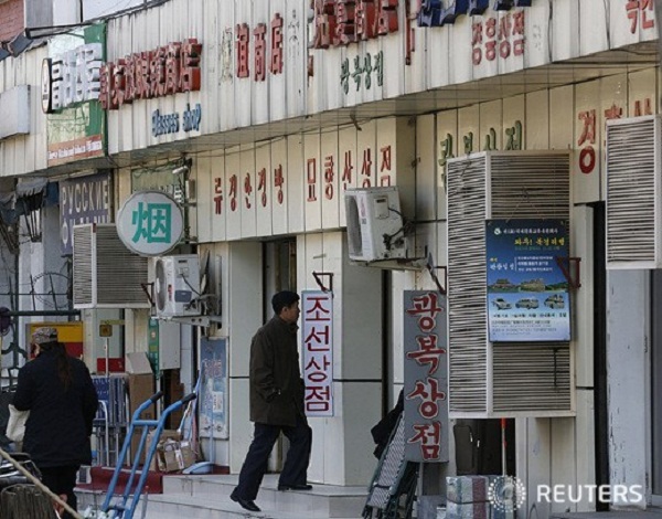 
	Một dãy cửa hàng phía sau Đại sứ quán Triều Tiên ở Bắc Kinh, chủ yếu phục vụ người Triều Tiên.