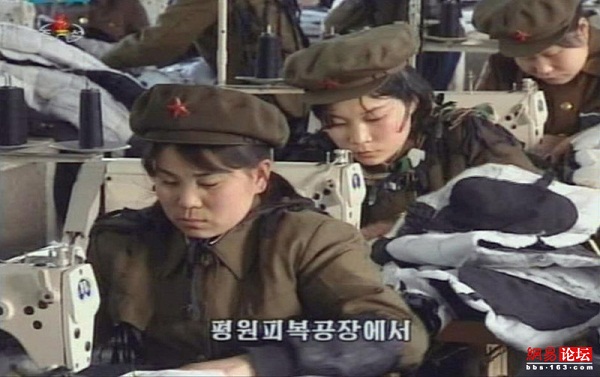 
	Rất nhiều các công nhân tại các xí nghiệp, công xưởng, hợp tác xã trên
	khắp Triều Tiên cũng mặc quân phục Hồng vệ binh, thể hiện tinh thần sẵn
	sàng chiến đấu.
