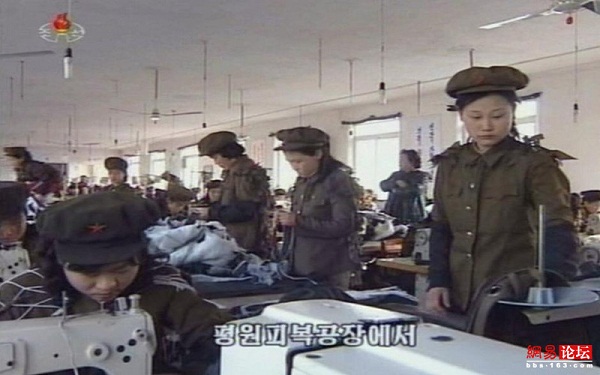 
	Truyền thông Triều Tiên hôm 6/4 đã phát đi hình ảnh những công nhân may mặc xưởng may Pyongan số 6 mặc trang phục Hồng vệ binh Công nông trong khi làm việc.
