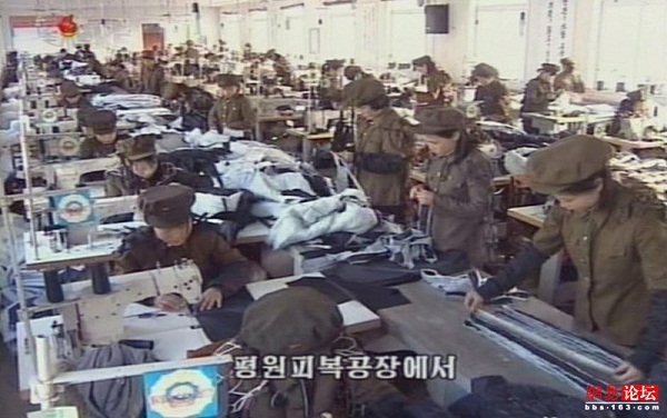 
	Một số lao động người Hàn Quốc trở về từ khu công nghiệp chung Kaesong cho biết công nhân Triều Tiên ở đây cũng bắt đầu mặc quân phục và thái độ trở nên lạnh lùng hơn.