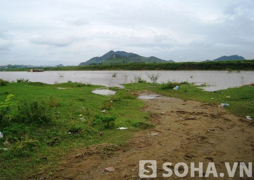 Đoạn sông Mã ở thôn Yên Lạc 2, nơi 2 thanh niên bơi qua và bị chìm nghỉm.