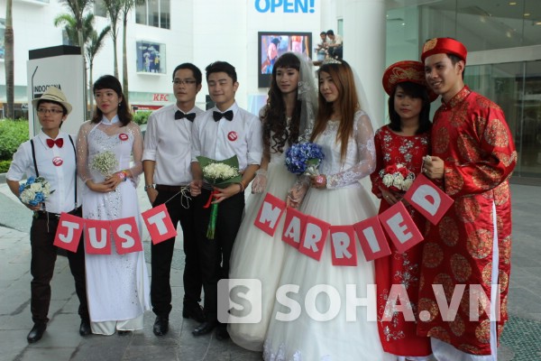 Trọng Hiếu (thứ 4 từ phải sang) xinh đẹp trong bộ váy cô dâu trong sự kiện Yêu là cưới ủng hộ kết hôn đồng giới.