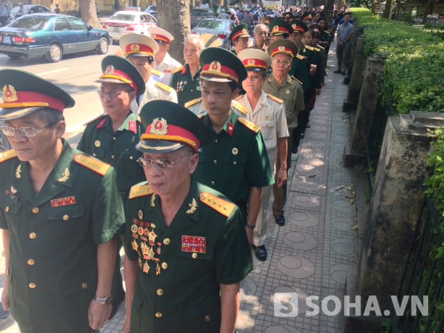 Cựu chiến sĩ Điện Biên bắt xe bus từ sáng sớm đến viếng Đại tướng