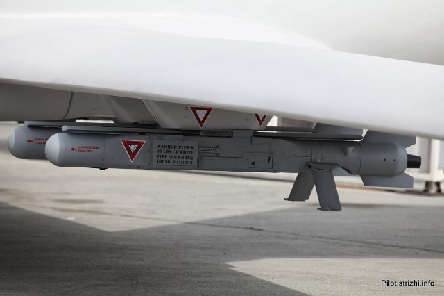  	UAV United 40 với tên lửa NAMROD.