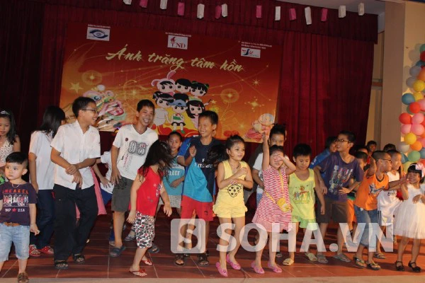 Không ngại ngần, học sinh hào hứng lên sân khấu nhảy Gangnam cũng ca sỹ Minh Quân.