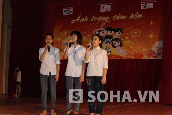 	Tiết mục hát mừng Tết trung thu đầy cảm xúc của học sinh khiếm thị Trường PTCS Nguyễn Đình Chiểu.