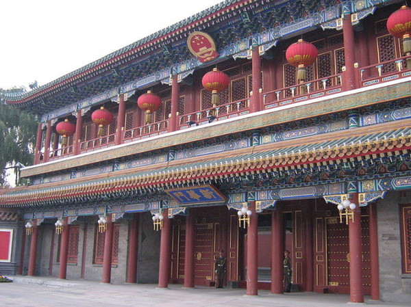  	Cổng chính Tân Hoa Môn dẫn vào Trung Nam Hải.