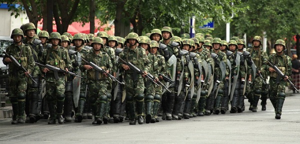  	Cảnh sát Trung Quốc tuần tra ở một khu vực tại Tân Cương
