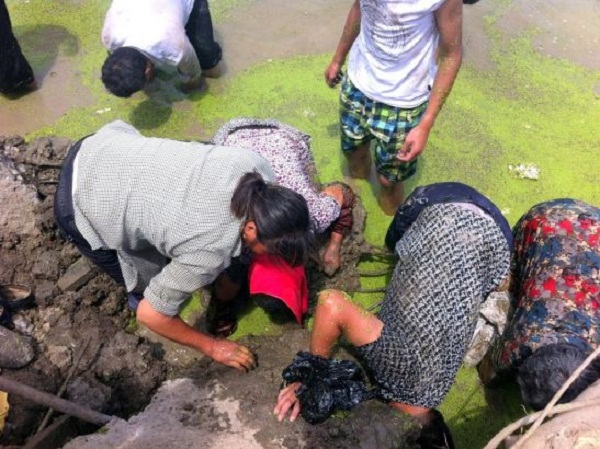 
	Những người dân làng đổ xô đi tìm tiền cổ tại một công trường xây dựng sau khi nghe tin tiền cổ được khai quật tại tỉnh Giang Tô, Trung Quốc.