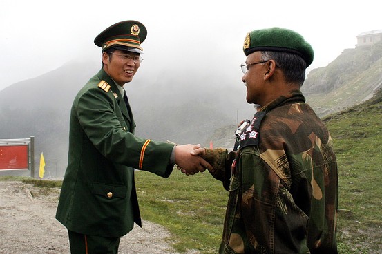  	Sỹ quan Trung Quốc và Ấn Độ bắt tay nhau thời điểm trước khi tranh chấp biên giới tái bùng phát năm 2006