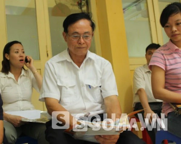 Ông Nguyễn Đức Bài đang chờ mua hồ sơ cho cháu nội tại Trường Thực nghiệm.