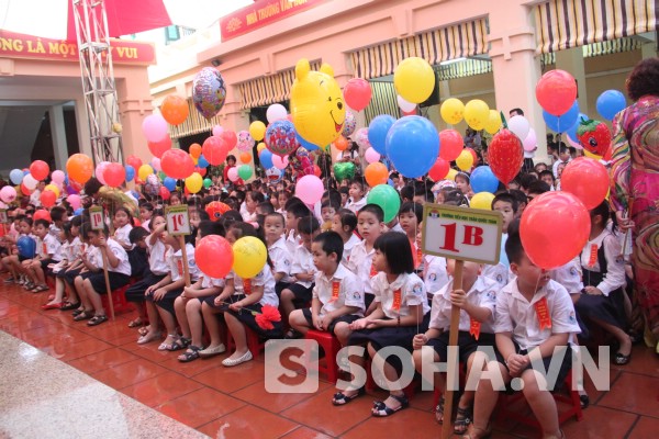 Thầy và trò trường Tiểu học Trần Quốc Toản đón lễ khai giảng năm học mới và khánh thành trường học mới.