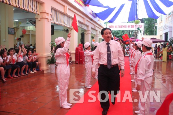 Ông Phạm Ngọc Định - Vụ trưởng Vụ Giáo dục tiểu học, Bộ GD&ĐT đến dự buổi lễ.