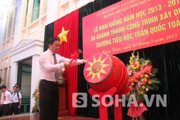 ông Phan Đăng Long - Phó Trưởng ban thường trực Ban Tuyên giáo Thành uỷ Hà Nội đánh trống khai giảng năm học mới.