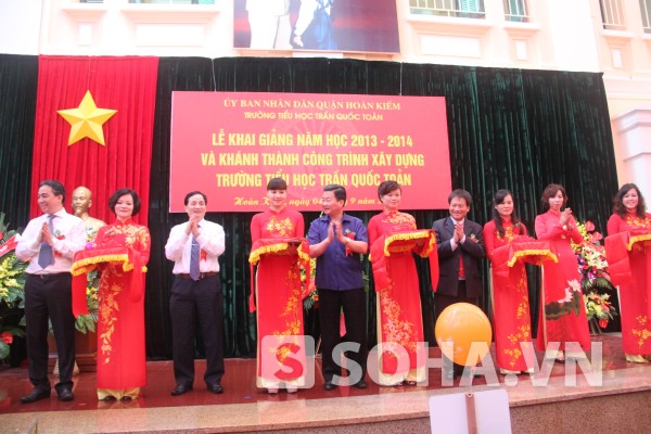 Lãnh đạo Bộ GD cùng hiệu trưởng nhà trường cắt băng khánh thành công trình trường tiểu học Trần Quốc Toản.