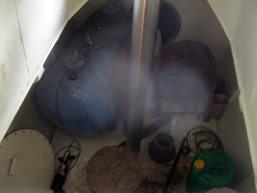 Bên trong tàu ngầm Trường Sa khá hẹp, chỉ chứa được 1 người khi tàu lặn