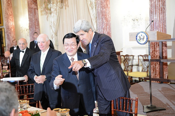 	Bộ trưởng Ngoại Giao John Kerry giới thiệu với Chủ tịch nước Việt Nam Trương Tấn Sang các thành viên của Quốc hội tham gia bữa trưa bàn công việc tại Bộ Ngoại Giao.