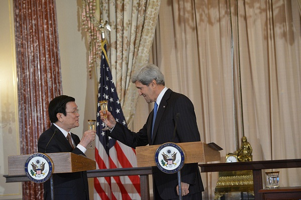 	Chủ tịch nước Việt Nam Trương Tấn Sang và Bộ trưởng Ngoại giao Mỹ nâng cốc chúc mừng quan hệ ngoại giao Mỹ - Việt có những bước tiến mới.