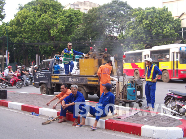 Tại ngã tư đường Trần Hưng Đạo, các công nhân đang gấp rút việc sơn kẻ lại đường