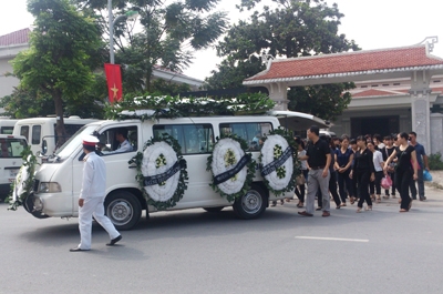 Nghẹn lòng những người đưa tang nạn nhân