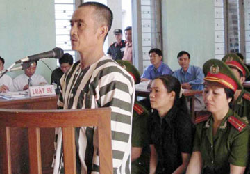 
	Bị án Huỳnh Văn Nén tại phiên tòa sơ thẩm cuối tháng 8-2000. (Ảnh: PN)