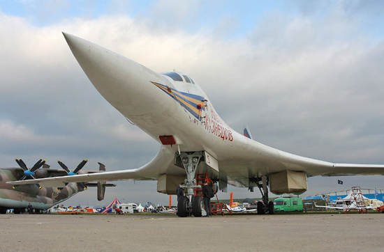 Máy bay ném bom chiến lược siêu âm Tu-160 do Cục thiết kế Tupolev (Liên Xô) nghiên cứu phát triển từ những năm 1980. Đây được xem là máy bay chiến đấu lớn nhất thế giới từng được chế tạo (tất cả máy bay ném bom, tiêm kích, cường kích đều gọi chung là chiến đấu cơ). Nó cũng là máy bay ném bom đạt vận tốc nhanh nhất thế giới hiện nay cùng với khả năng mang nhiều vũ khí nhất.