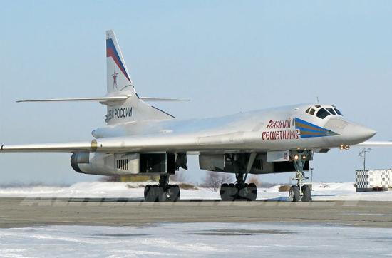 Tu-160 được thiết kế với khả năng mang được vũ khí thông thường và vũ khí hạt nhân tiến công mục tiêu chiến lược nằm sâu trong lãnh thổ đối phương.