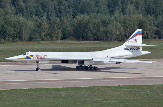 Tu-160 cũng là một trong số ít máy bay ném bom hạng nặng trên thế giới thiết kế với kiểu cánh cụp cánh xòe.