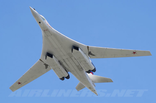 Tu-160 được trang bị một radar tấn công Obzor-K trong một mái che máy radar chất điện môi hơi hướng lên trên, và một radar theo dõi mặt đất Sopka riêng biệt, khiến nó có chế độ bay hoàn toàn tự động theo địa hình ở độ cao thấp.