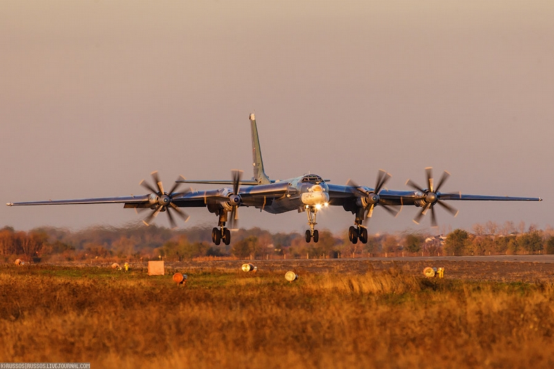 Cận cảnh máy bay ném bom chiến lược Tu-95MS của Nga