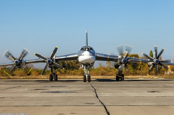 Cận cảnh máy bay ném bom chiến lược Tu-95MS của Nga