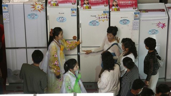 
	Người giàu ở Triều Tiên rất chuộng mua tủ lạnh.