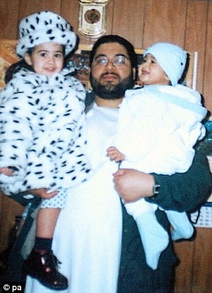 
	Aamer chụp ảnh cùng hai cô con gái vào năm 2002, trước khi bị bắt giam.