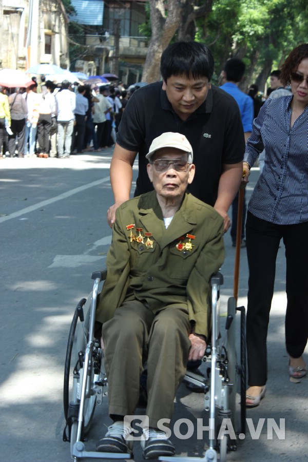 	Trung tá Nguyễn Trọng Ngữ (90 tuổi, ở Hải Phòng) ngồi xe lăn vào viếng Đại tướng.