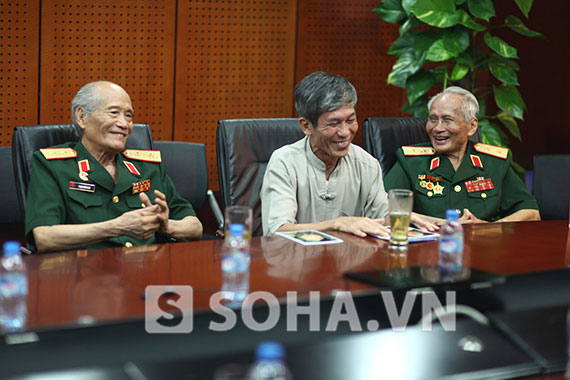 	Trung tướng Nguyễn Quốc Thước (ngoài cùng bên phải) trò chuyện vui vẻ cùng 
