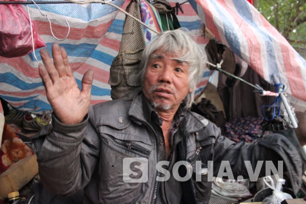 Ông Trương Văn Tuất (sinh năm 1946) mưu sinh bằng nghề lượm vỏ chai lọ để bán. Không có nhà ở, ông dựng lều ở ven sông sống qua ngày.