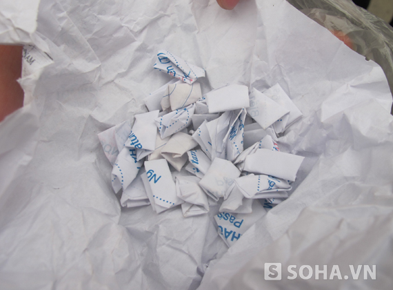 Khối lượng ma túy bị thu giữ gồm 34 tép heroin được chia nhỏ bọc trong gói giấy.