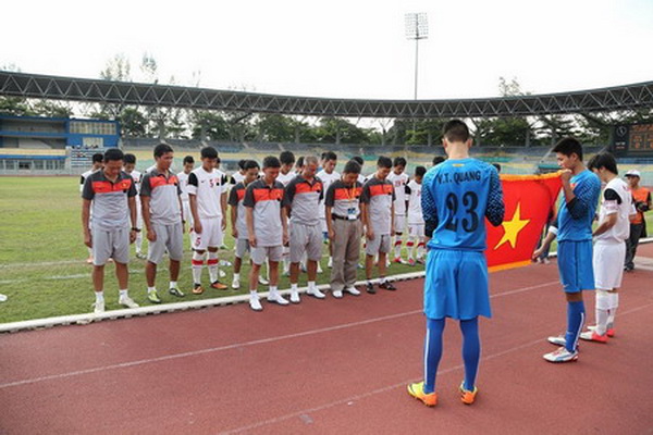 	BHL và cầu thủ U19 Việt Nam mặc niệm Đại tướng Võ Nguyên Giáp