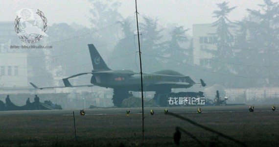 	Nguyên mẫu UAV Xianlong với cánh đuôi đơn thẳng đứng trong một cuộc thử nghiệm 