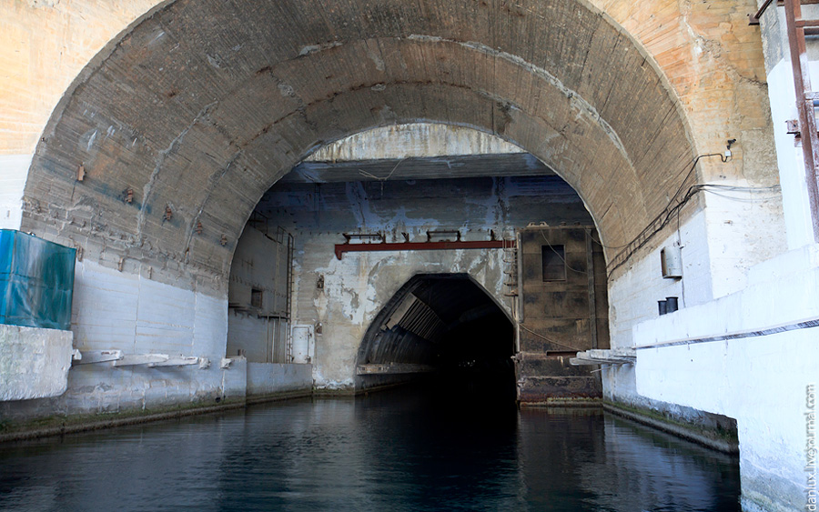  	Tàu ngầm được chứa trong một đường hầm bằng bê tông chịu được bom đạn cỡ lớn