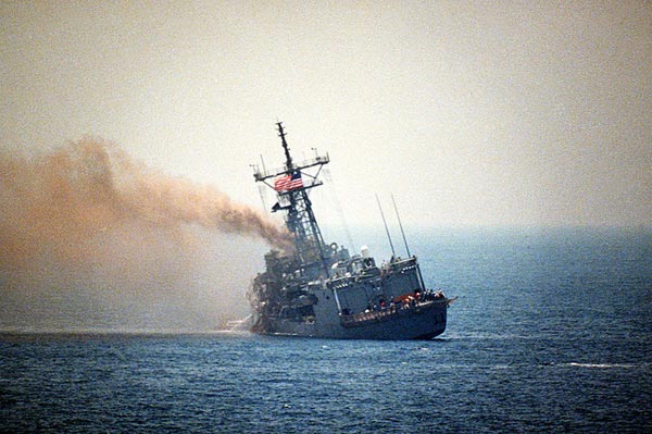 Tàu khu trục USS-Stark nghiêng hẳn về một bên sau khi hứng chịu đợt tấn công của 2 tên lửa chống hạm Exocet phóng từ máy bay Iraq.