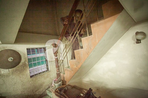 	Bố Hạnh vui vẻ tạo dáng chụp ảnh ở cầu thang.