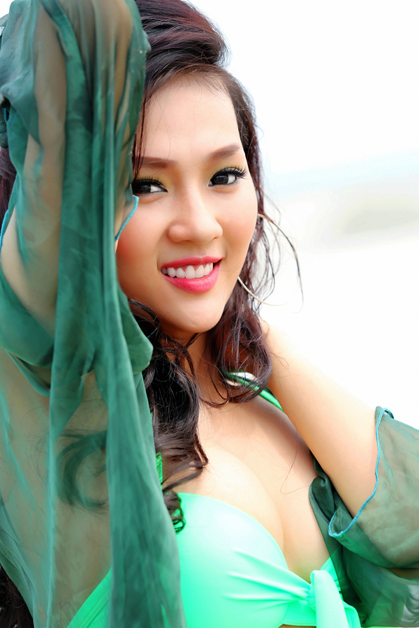 Diễn viên trẻ Hạ Hồng Vân sexy với bikini