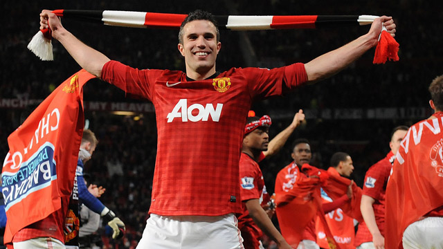 Van Persie “đá xoáy” Man City