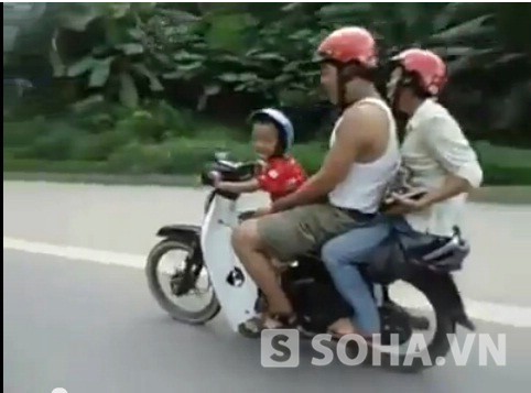 Choáng với video cháu bé 5 tuổi lái xe máy đèo bố mẹ